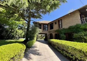 Casa de 6 ambientes en venta en PARQUE MONTEMAR-EL GROSELLAR
